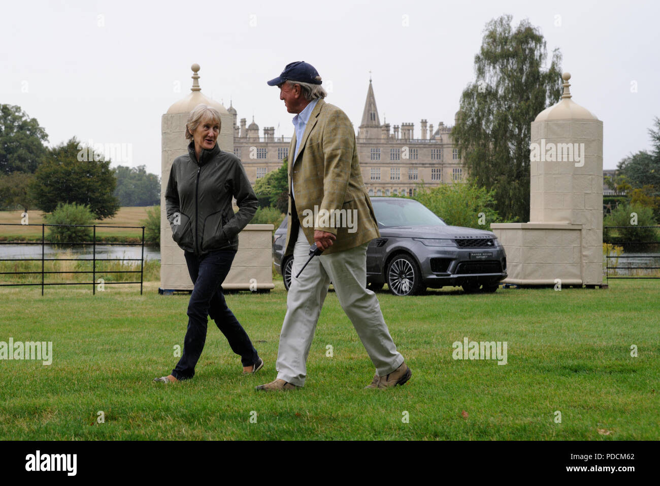 Stamford, Lincolnshire, Royaume-Uni. 9 Août, 2018. 9 août 2018. Le capitaine Mark Phillips et Elizabeth Inman discuter le cours pendant la 2018 Land Rover Burghley Horse Trials Media Preview Day, Stamford, au Royaume-Uni. Jonathan Clarke/Alamy Live News Banque D'Images