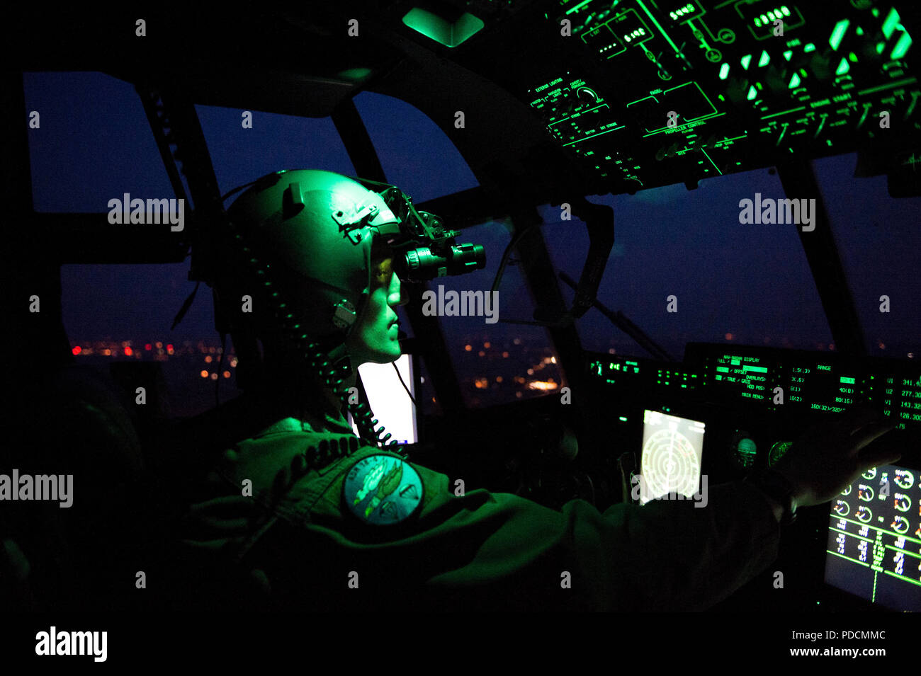 U.S. Air Force Le Capitaine Leland Quinter, 37e Escadron de transport aérien C-130J Super Hercules pilote, porte des lunettes de vision de nuit lors d'un vol d'entraînement sur la Pologne le 2 août 2018. U.S. C-130J, les pilotes s'entraînent à voler dans de multiples scénarios complexes dans diverses conditions atmosphériques. (U.S. Photo de l'Armée de l'air par la Haute Airman Joshua Magbanua) Banque D'Images