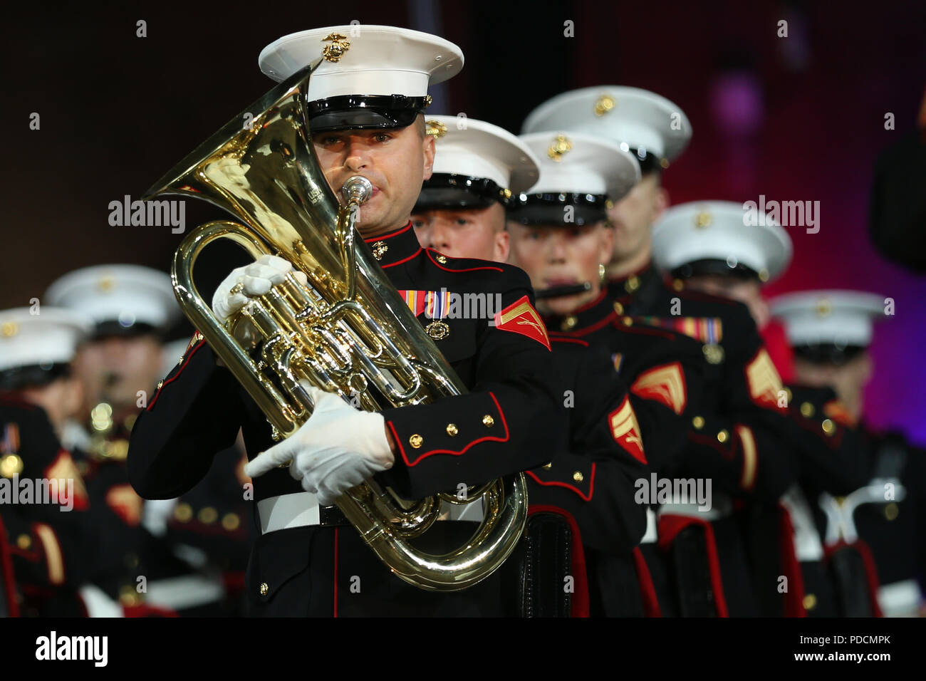 U.S. Marine avec le Marine Corps Base Quantico Band effectuer au cours de la 2018 Hamina Tattoo à Hamina, Finlande, le 4 août 2018. Le tatouage en vedette plus de 1 000 artistes originaires de huit pays différents, la célébration du patrimoine militaire et musical de tous les coins du monde. (U.S. Marine Corps photo par le Cpl. Cristian L. Ricardo) Banque D'Images