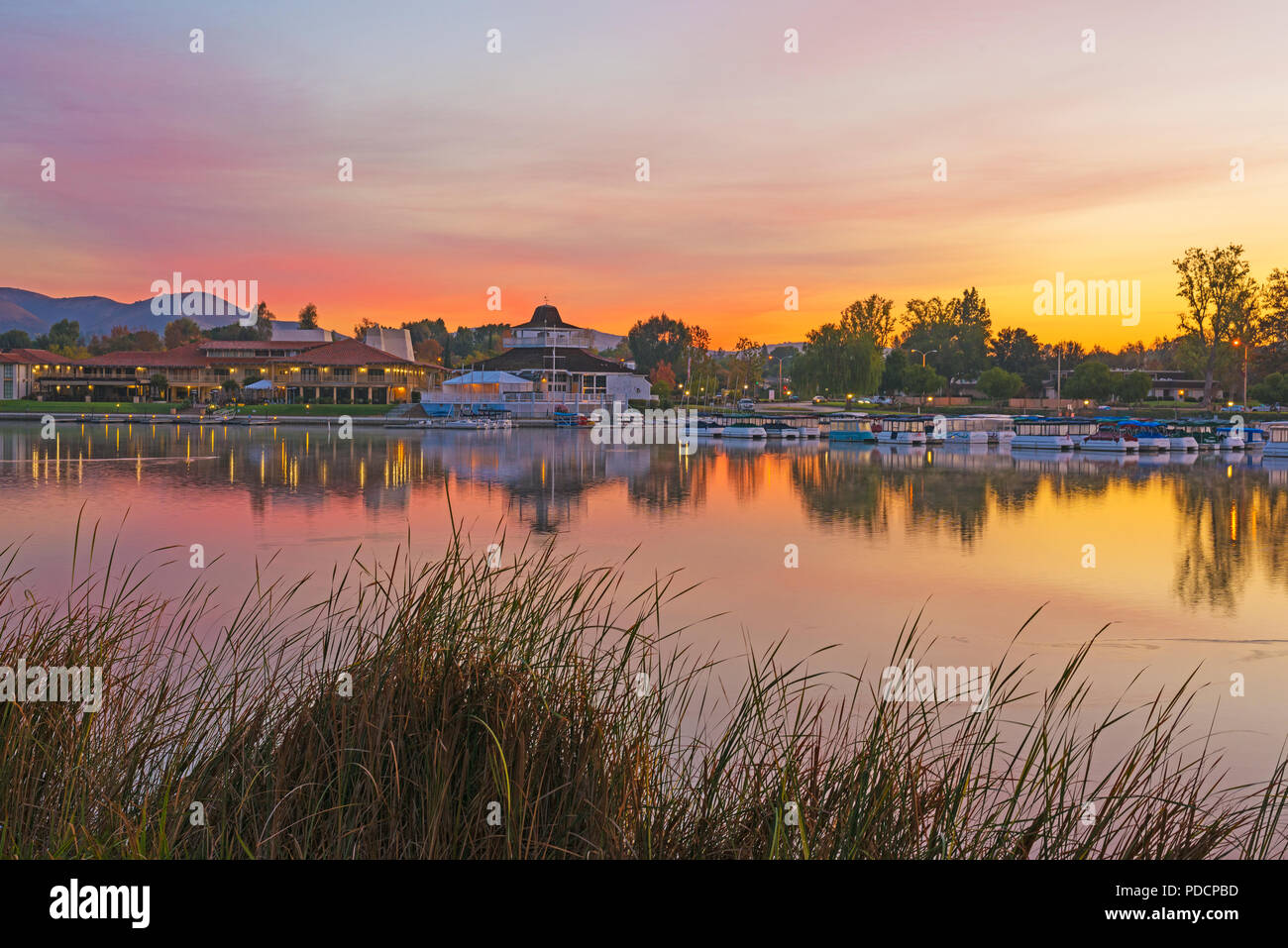 Jaune Violet Orange Sunrise Westlake Village Lake Banque D'Images
