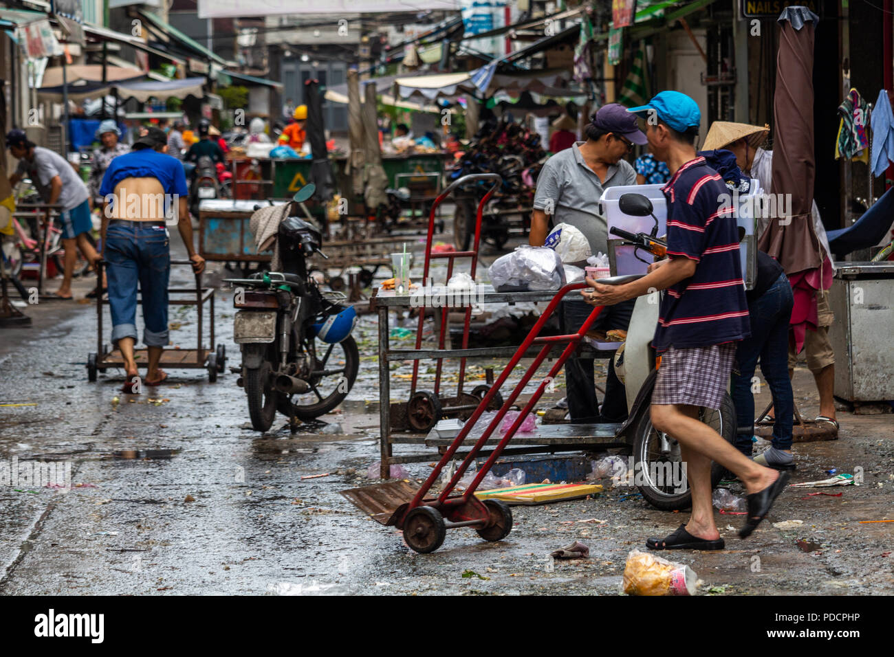 Ho Chi Minh Ville, en Asie - 12 mai 2018 : marché local d'être démonté dans le centre de Saigon Banque D'Images