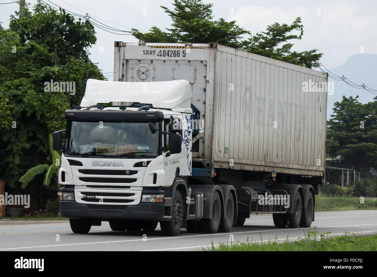 Chiang Mai, Thaïlande - 23 juillet 2018 : camion conteneur logistique ramètre de société de transport. Photo road no.121 à environ 8 km du centre-ville de Chiang Banque D'Images