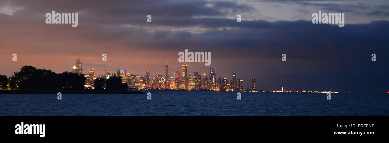 Vue de l'horizon de Chicago sur l'horizon rougeoyant sur le lac au crépuscule de Promontory Point dans le quartier de Hyde Park sur le côté sud. Banque D'Images