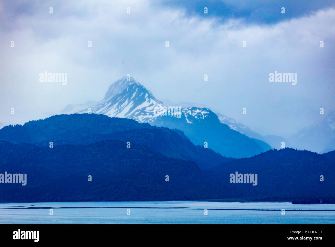 Enneigés des montagnes rocheuses dans les nuages à l'échelle de la baie Kachemak Accueil sur la péninsule de Kenai, en Alaska Alaska Homer Banque D'Images