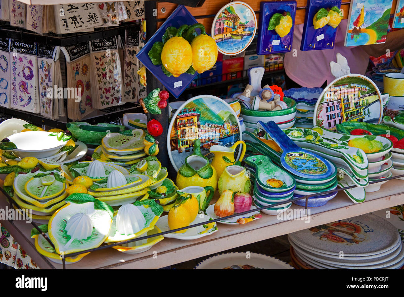 Souvenirs de Limone à une boutique de souvenirs, Limone, Limone sul Garda, Lac de Garde, Lombardie, Italie Banque D'Images