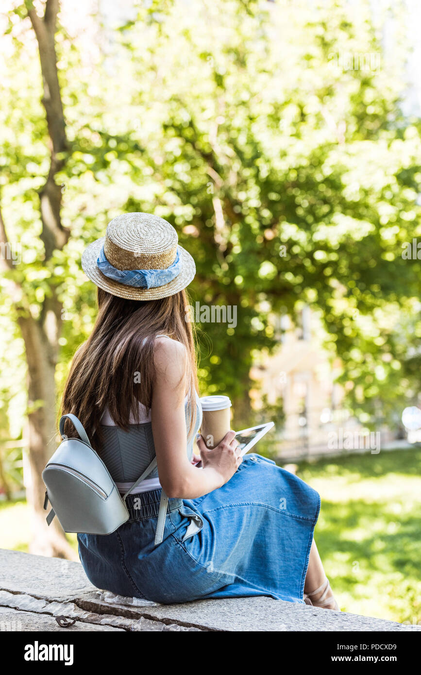 Vue partielle de la femme avec café et tablette d'aller sur la rue Banque D'Images