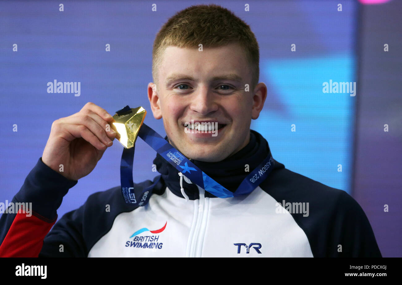 La société britannique Adam tourbé avec la médaille d'or pour le 50m brasse lors de la septième journée de la 2018 à l'European Championships Tollcross International Swimming Centre, Glasgow. Banque D'Images