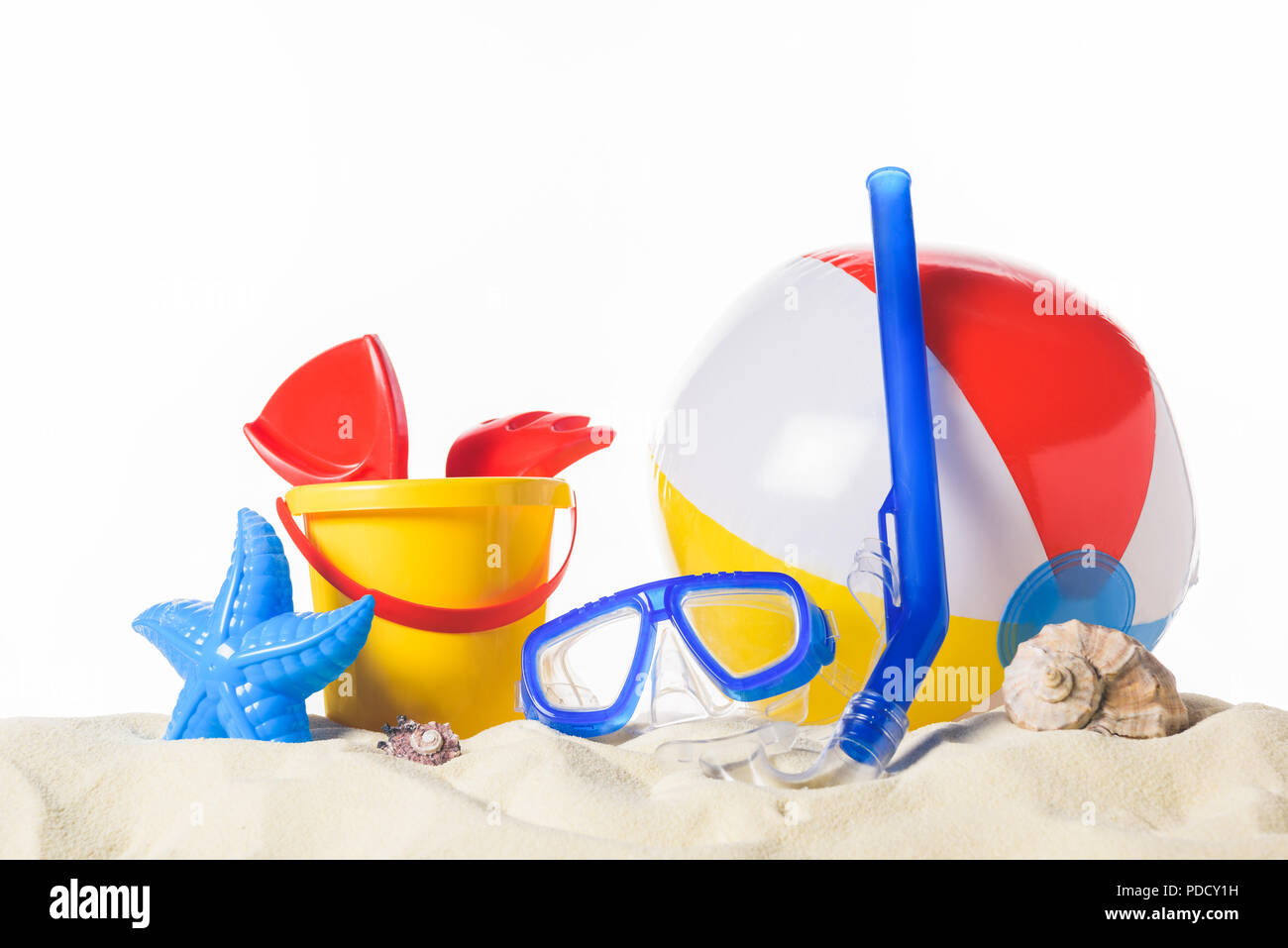 Masque de plongée avec ballon de plage et des jouets dans le sable isolated on white Banque D'Images