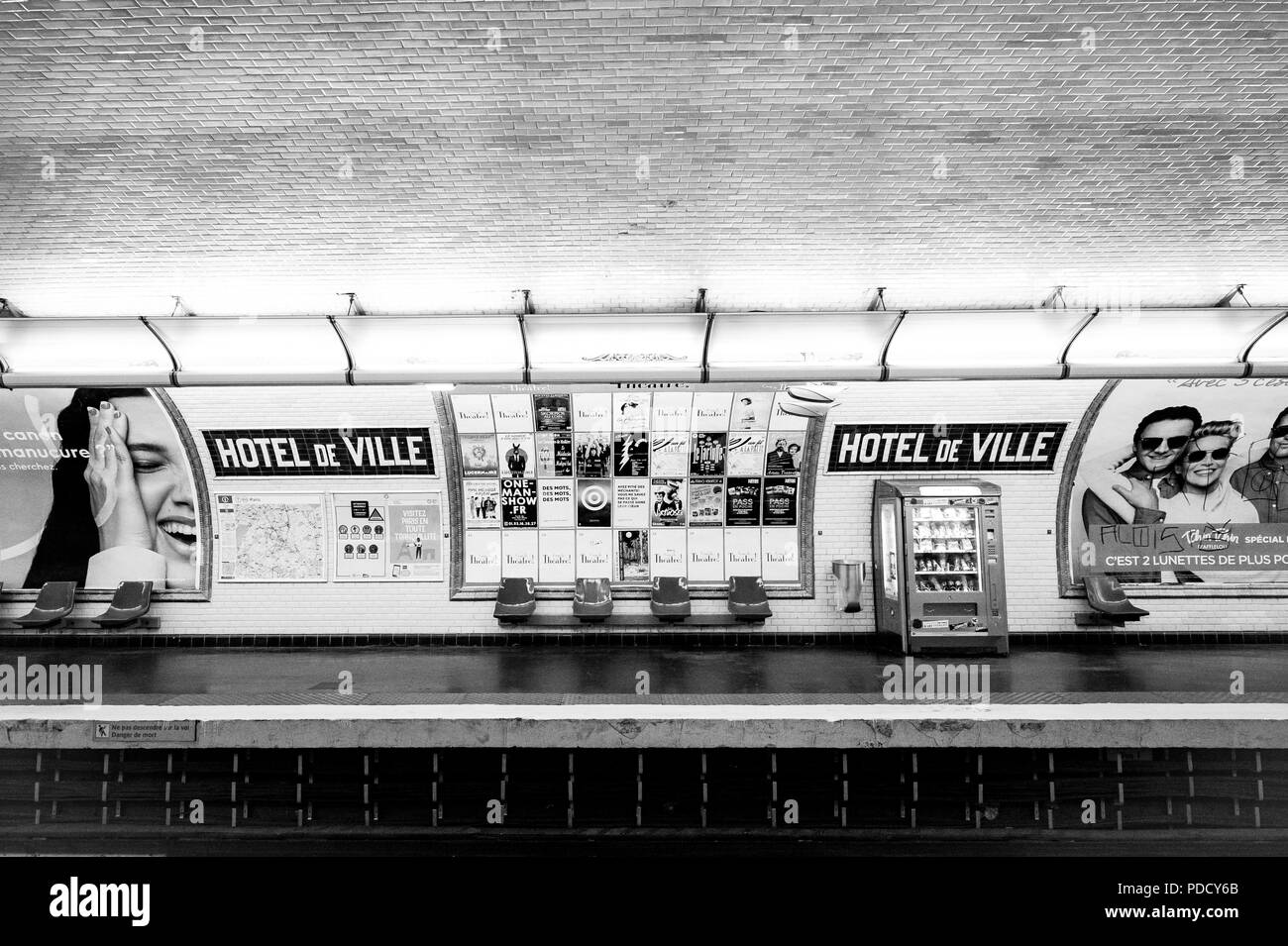 La station de métro Hôtel de Ville à Paris, France Banque D'Images