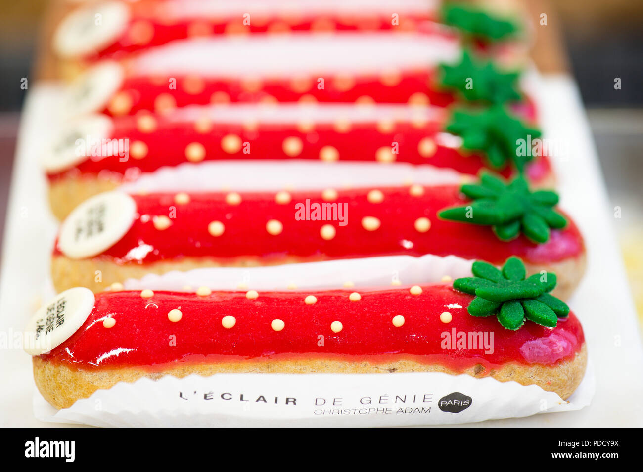 Les éclairs colorés à l'Eclair de Genie in Paris, France Banque D'Images