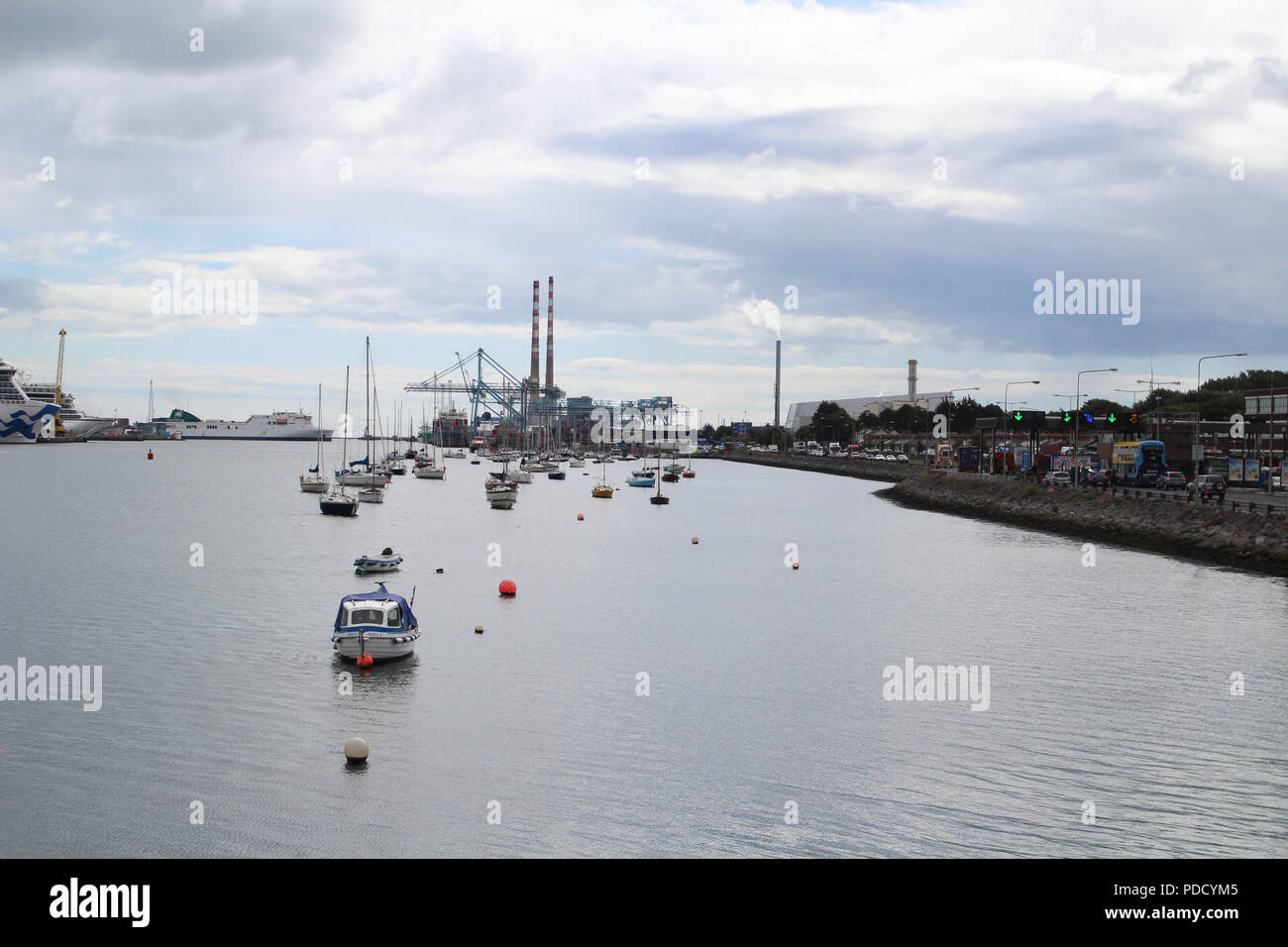 Une vue sur le port de Dublin, avec un portique à l'opération, un traversier accosté de petites embarcations et de l'East Link Ferry Bridge, Banque D'Images