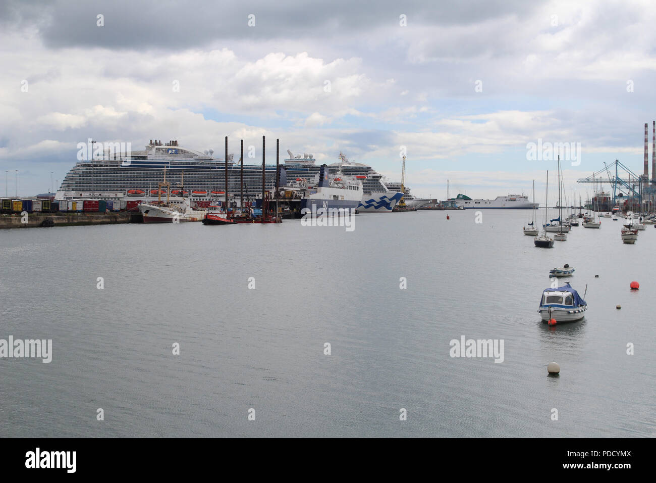 Une vue sur le port de Dublin avec l'effort européen, roll on/roll off ferry navire et le Royal Princess bateau de croisière amarré.. Banque D'Images