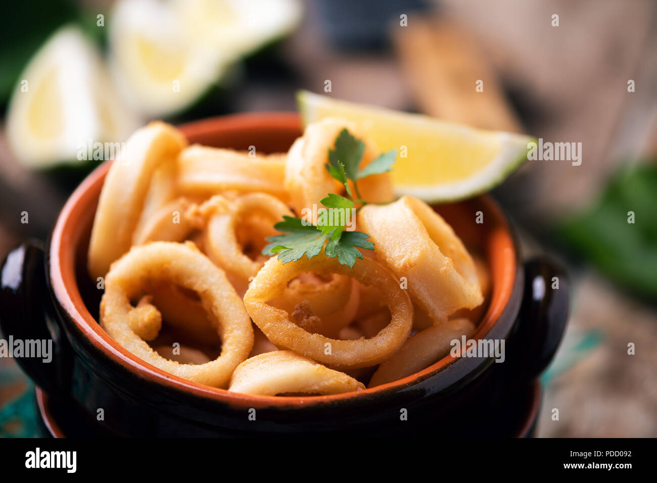 Calmars calmars frits servi sur une casserole casserole Banque D'Images