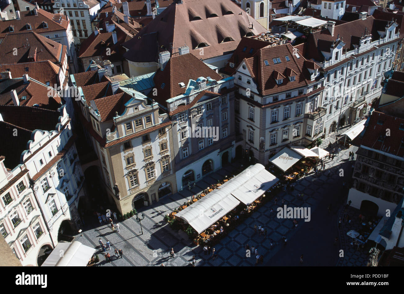 Ville de Prague avec vue aérienne du tour de l'horloge d'étals de marché à la place de la Vieille Ville Banque D'Images