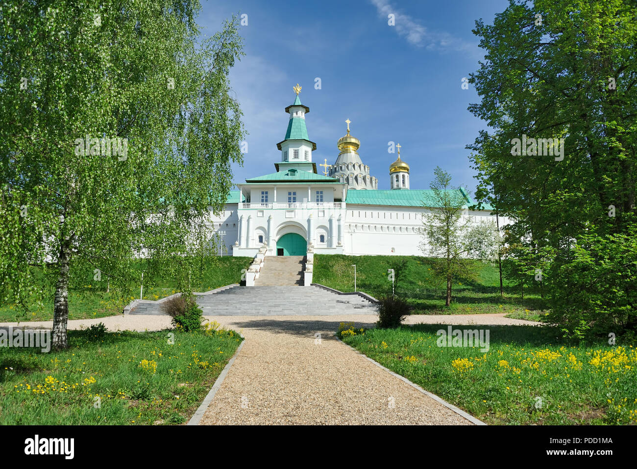 Elizabeth Barbican Tower entourée d'arbres au printemps Banque D'Images