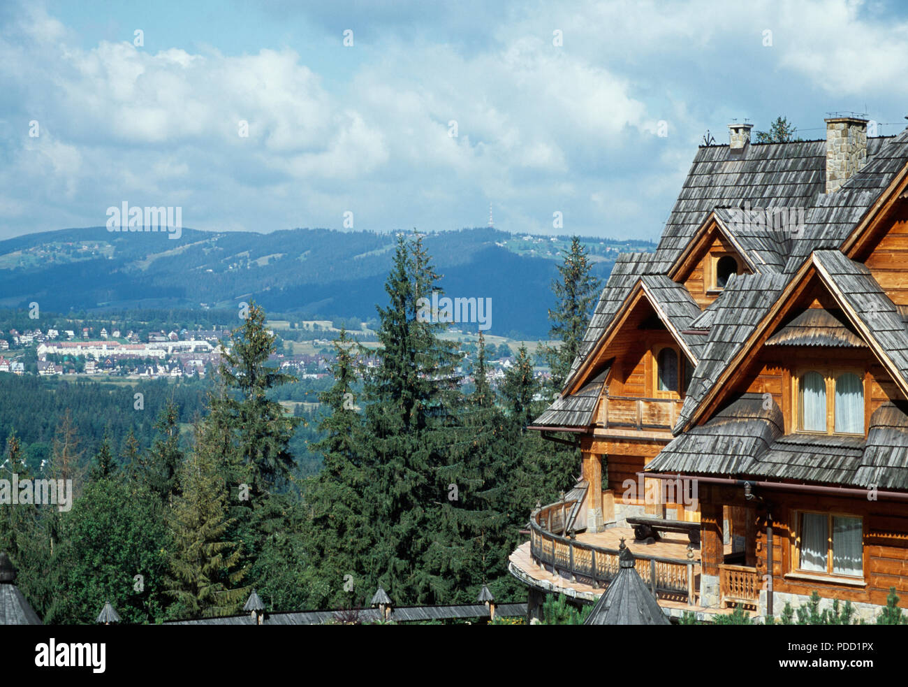 Maison en bois style Zakopane sur colline dans la vallée surplombant à