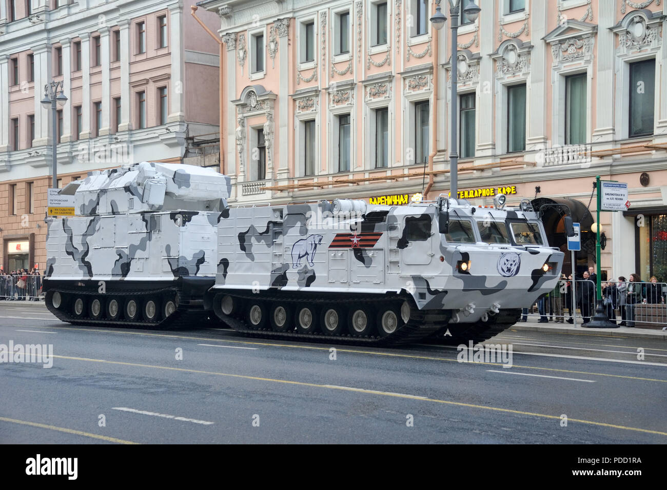 = Système SAM Arctique TOR-M2DT sur la rue Tverskaya  = Le TOR-M2DT, la version arctique de la Tor-M2 courte portée sol-air (SAM), mo Banque D'Images