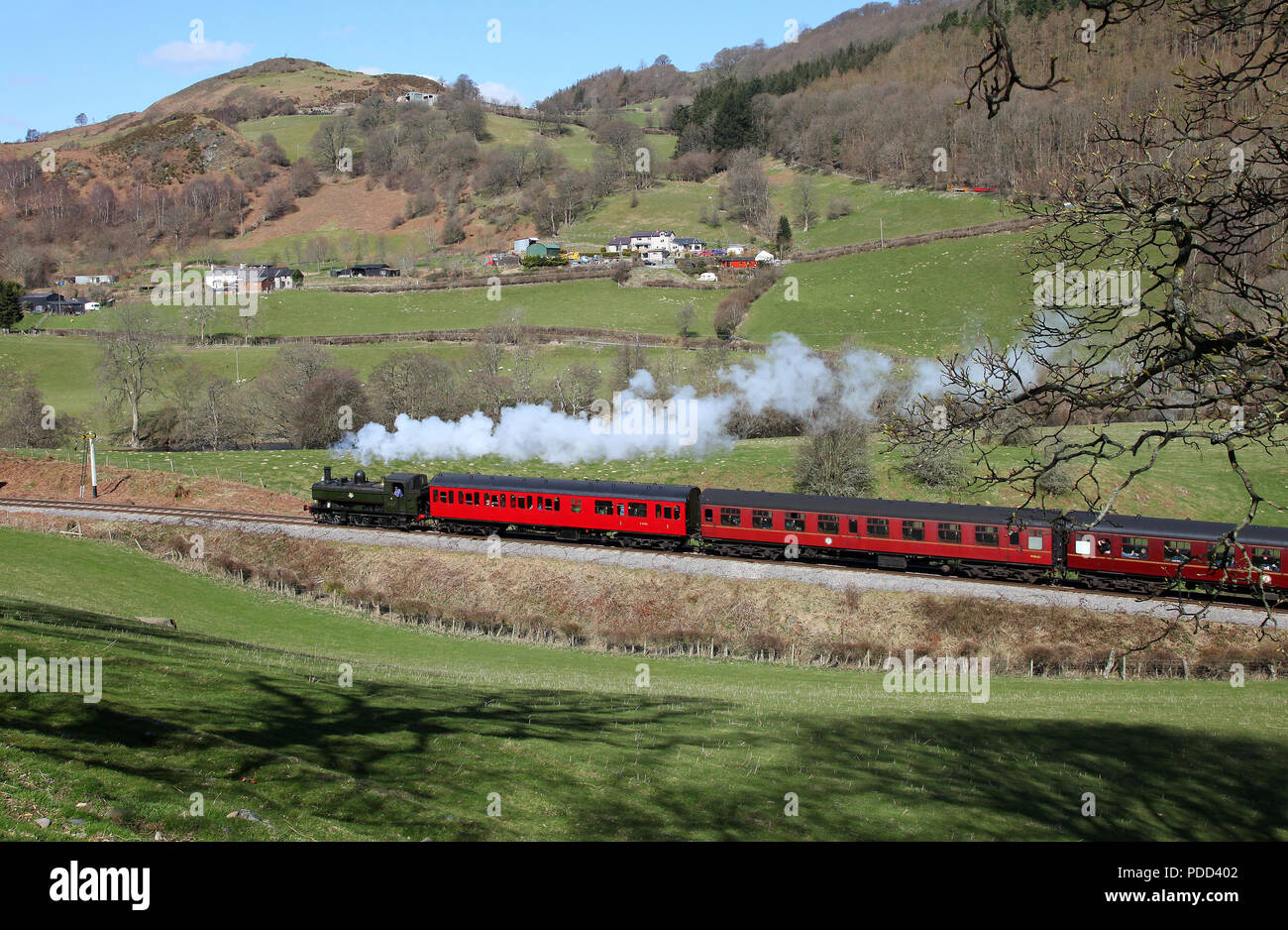 6430 Garthdywr passe sur le chemin de fer touristique de Llangollen 20.4.13 Banque D'Images