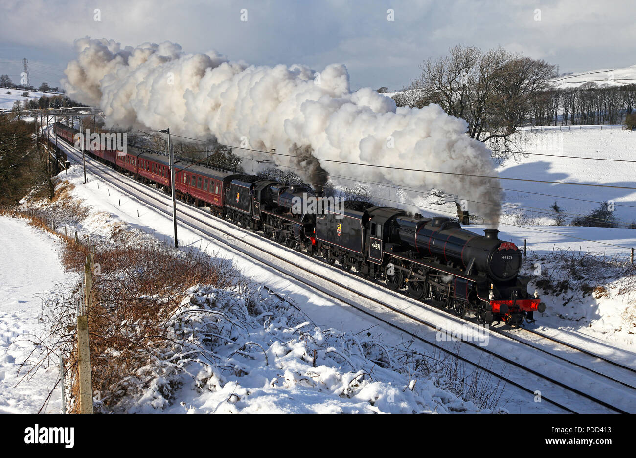 44871 & 45407 passé la tête sur la WCML Docker dans la neige. Banque D'Images