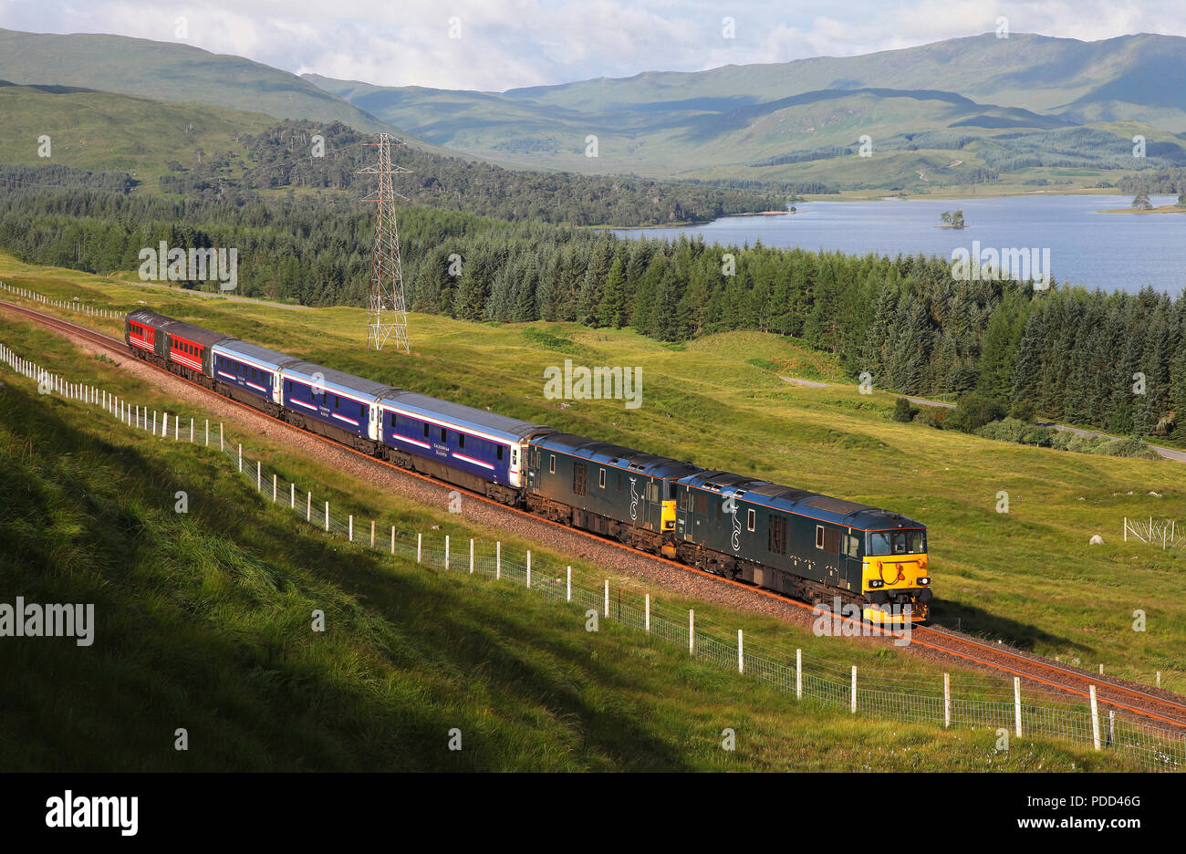 73966 & 73968 chefs la Caledonian sleeper Achallader passé sur le West Highland Railway 1.8.16 Banque D'Images