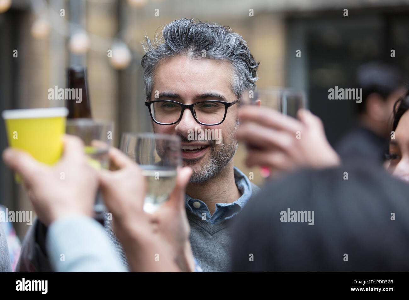 Happy man toasting drinks with at party Banque D'Images