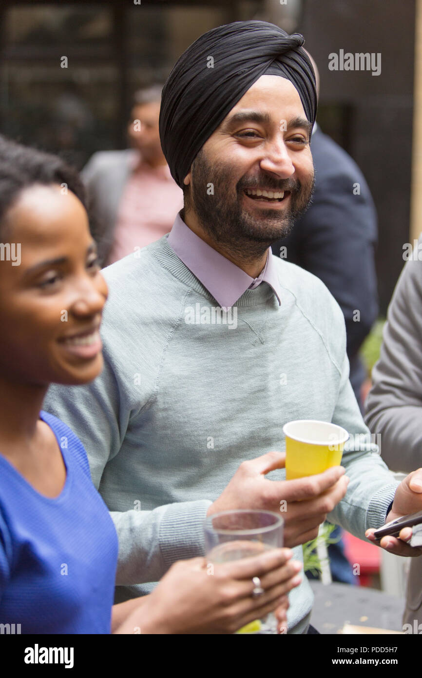 Smiling man en turban enjoying party Banque D'Images