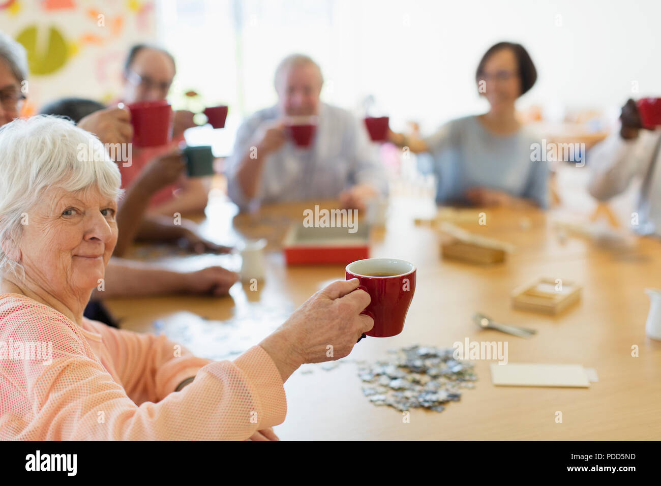 Portrait of senior woman enjoying thé l'après-midi avec des amis au centre communautaire Banque D'Images