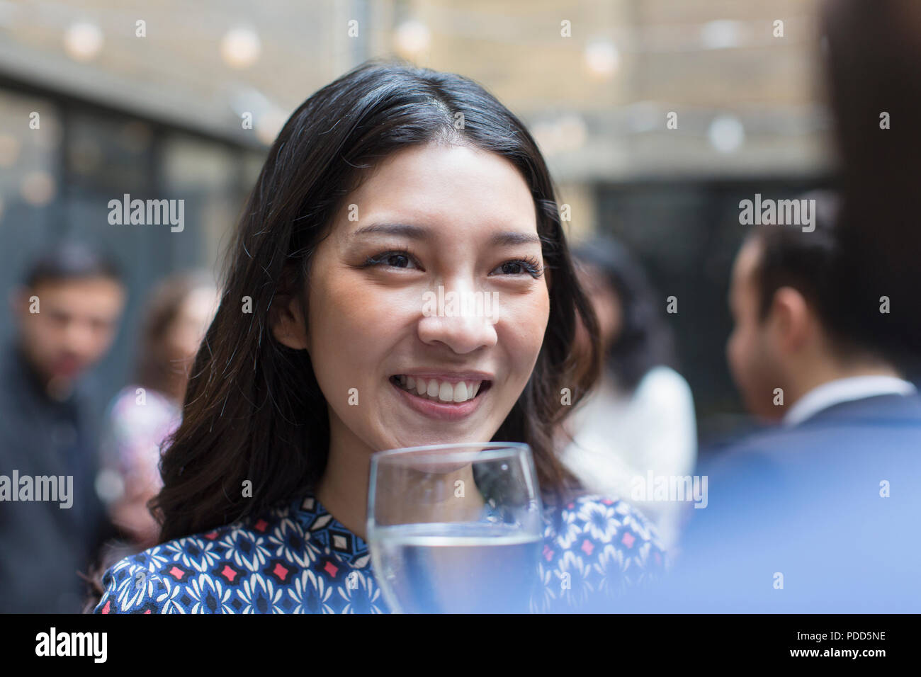 Smiling woman enjoying party Banque D'Images