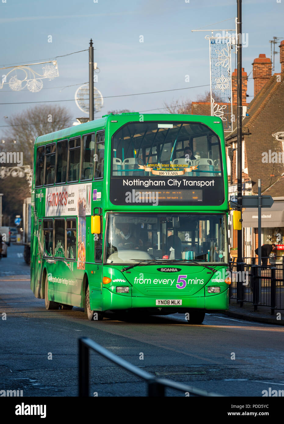 Nottingham City Transport double decker bus se déplaçant le long d'une rue dans le Nottinghamshire, Angleterre. Banque D'Images