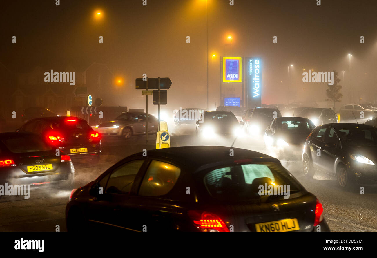 Conduite à une nuit d'hiver dans une rue de Market Harborough, Angleterre. Banque D'Images