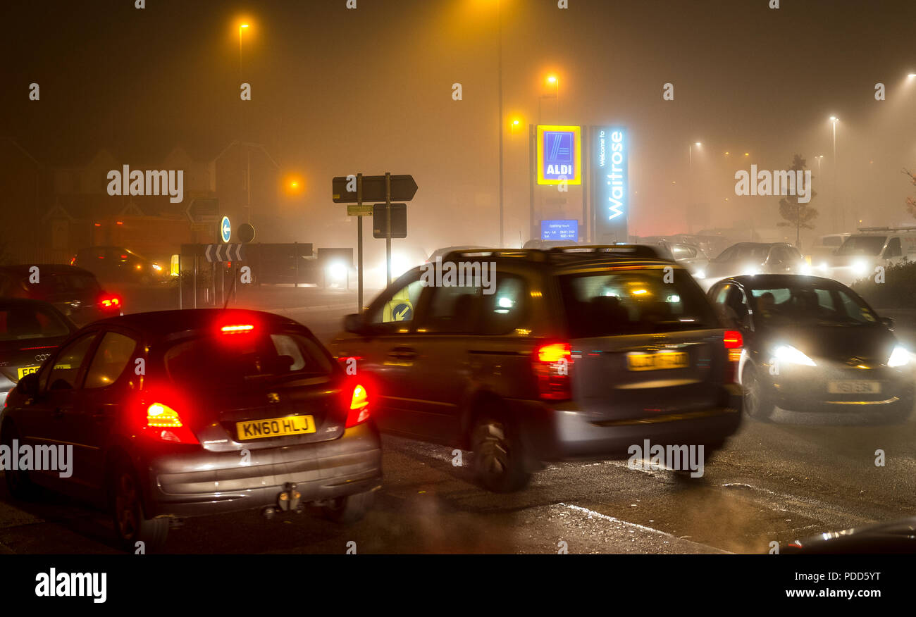 Conduite à une nuit d'hiver dans une rue de Market Harborough, Angleterre. Banque D'Images