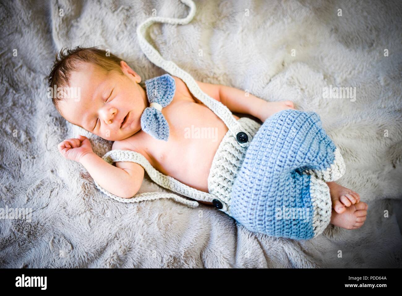 Un Nouveau Ne Garcon Endormi En Bleu Et Gris Noeud Papillon Et Le Pantalon En Tricot Photo Stock Alamy