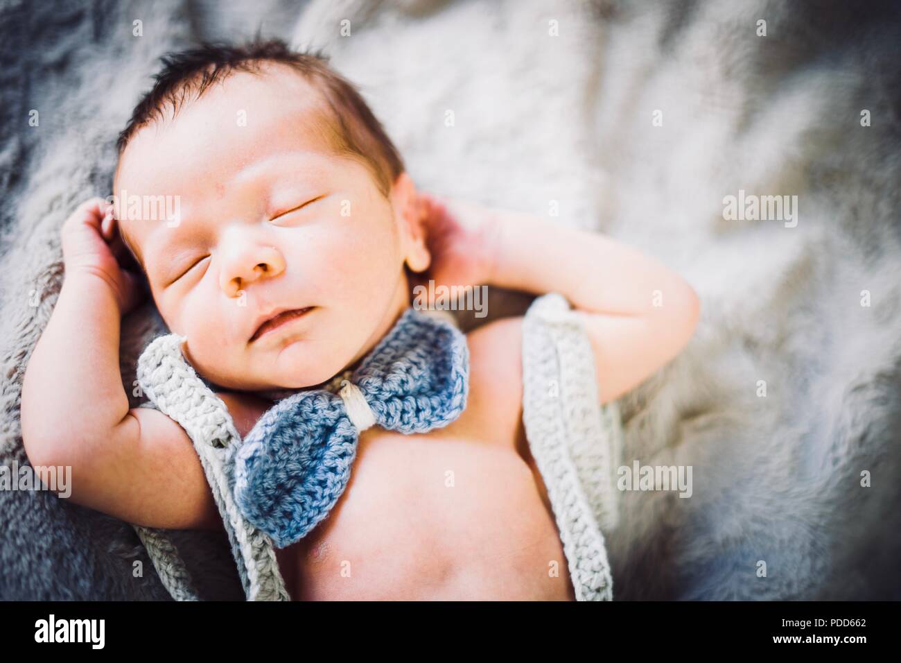 Un Nouveau Ne Garcon Endormi En Bleu Et Gris Noeud Papillon Et Le Pantalon En Tricot Photo Stock Alamy