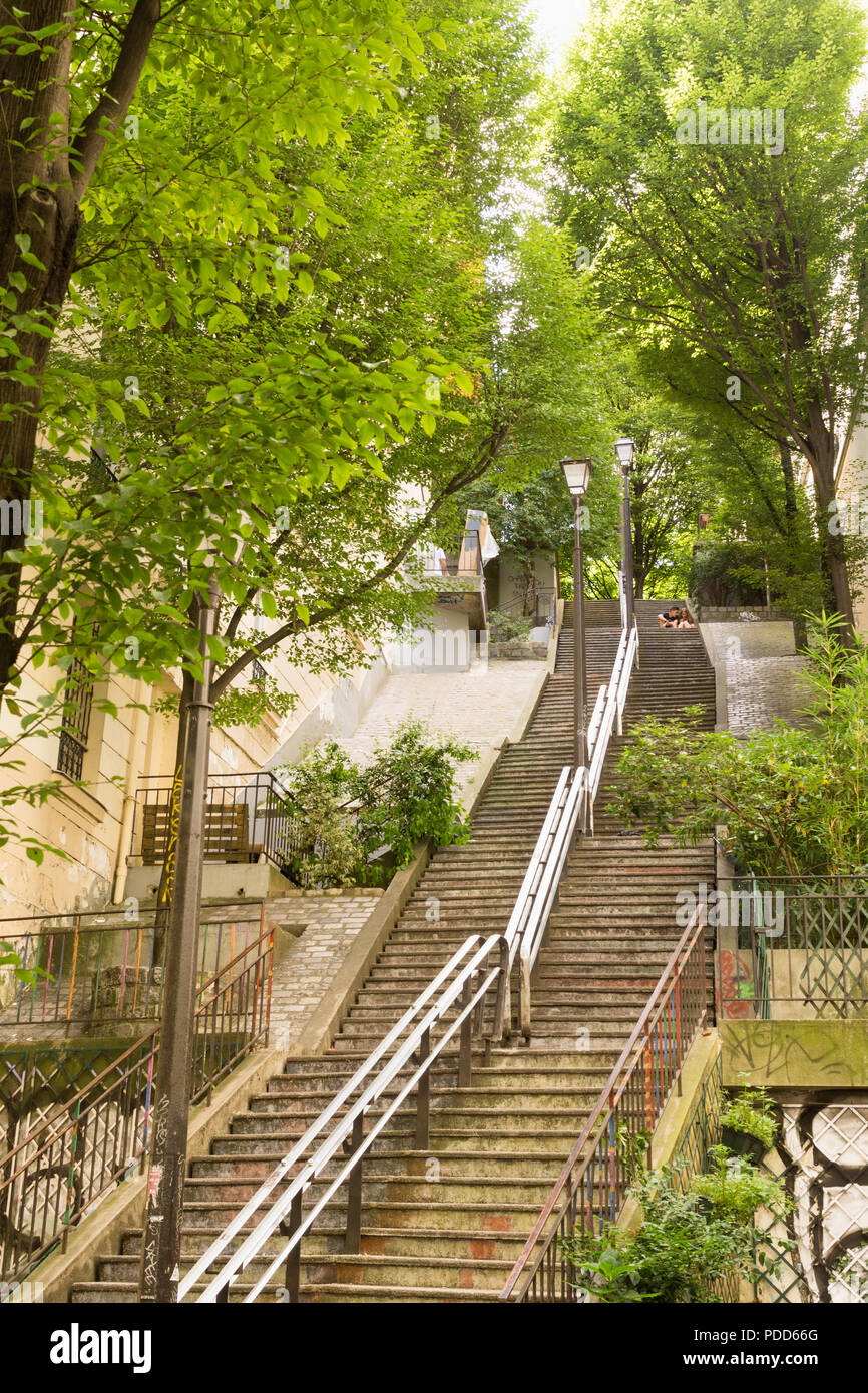 Paris Montmartre - Square Caulaincourt est un ensemble de 112 escaliers, reliant la rue Lamarck et De La Rue Caulaincourt à Montmartre, Paris, France, Europe. Banque D'Images
