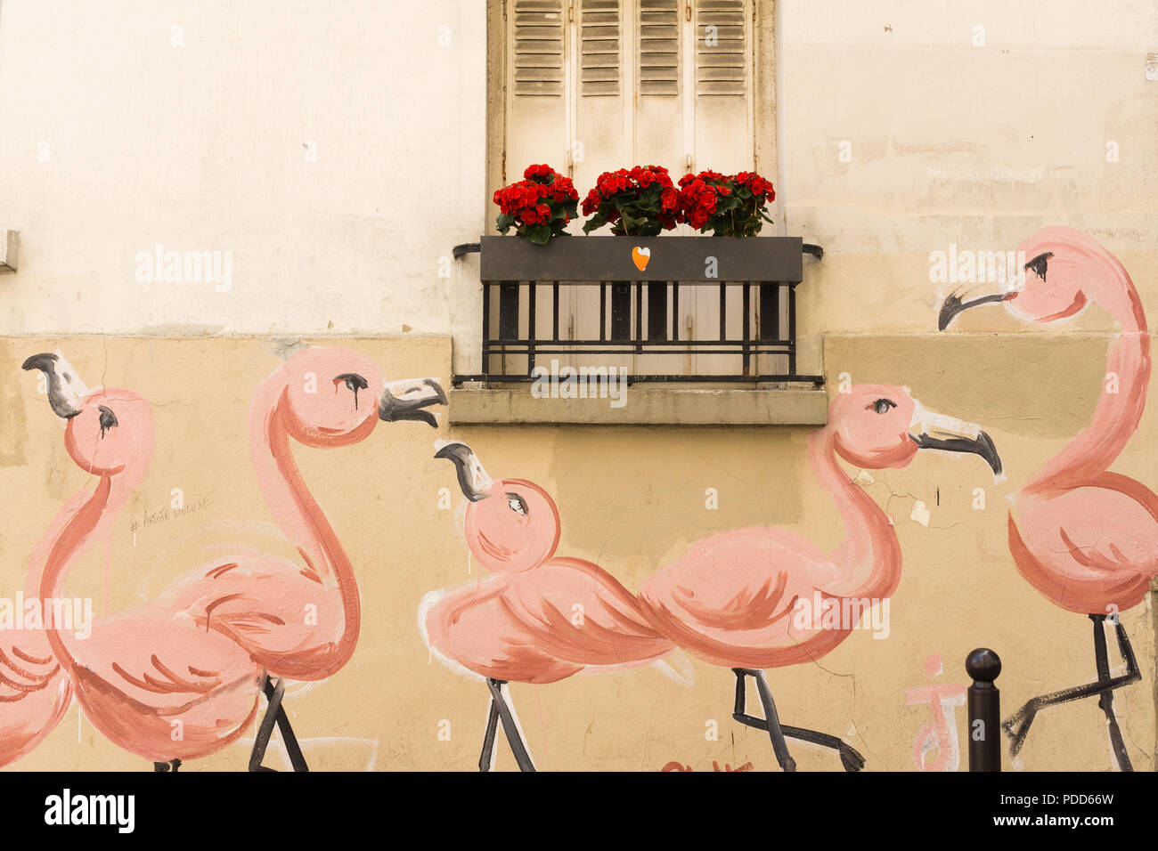 L'art de la rue Montmartre - flamants roses stencil sur chambre sur rue Berthe à Montmartre, Paris, France, Europe. Banque D'Images