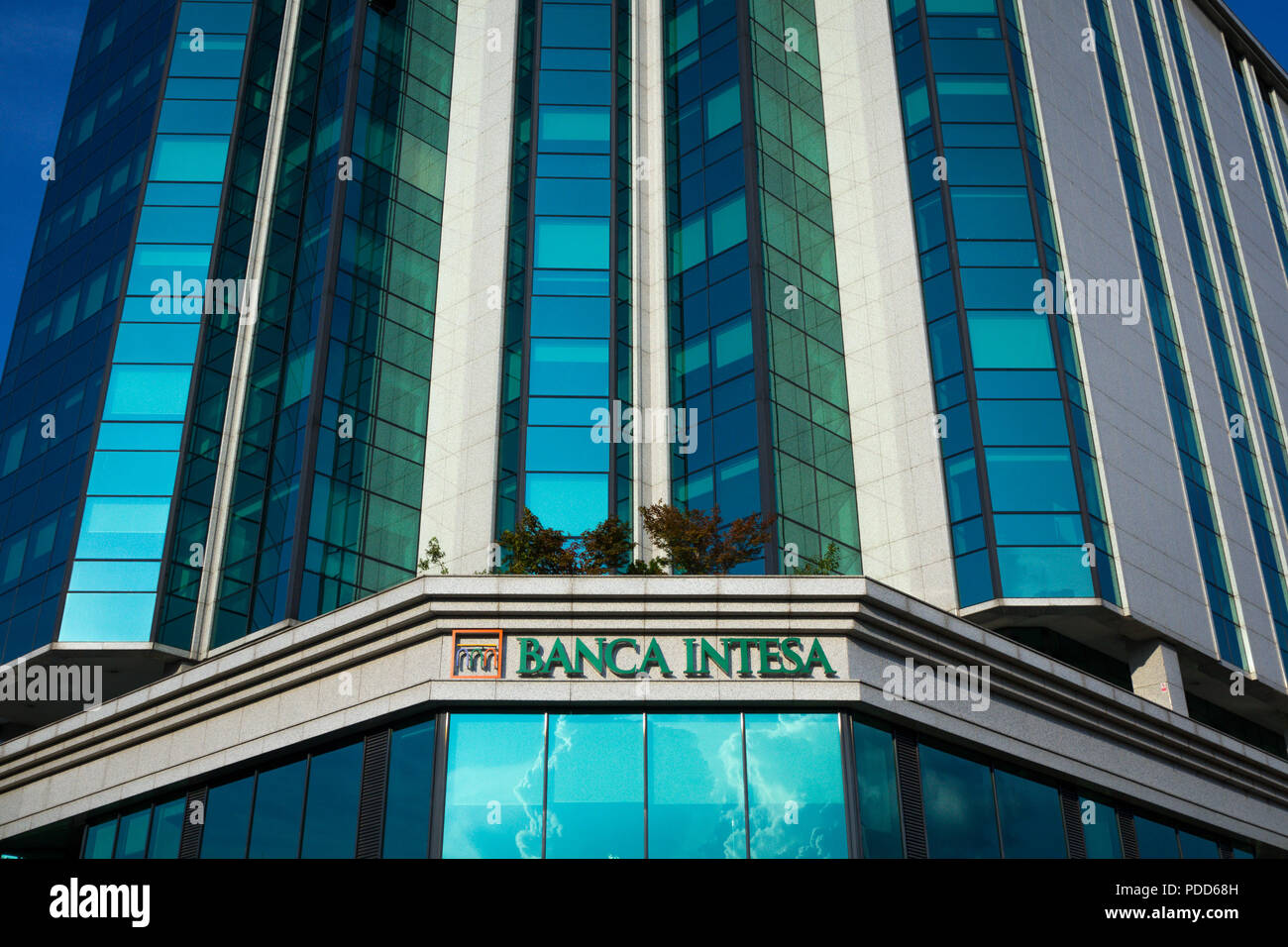 BELGRADE, SERBIE - Juillet 27, 2018 : Banca Intesa logo sur leur bureau principal pour la Serbie. Intesa Sanpaolo est l'une des plus grandes et commerciale italienne reta Banque D'Images
