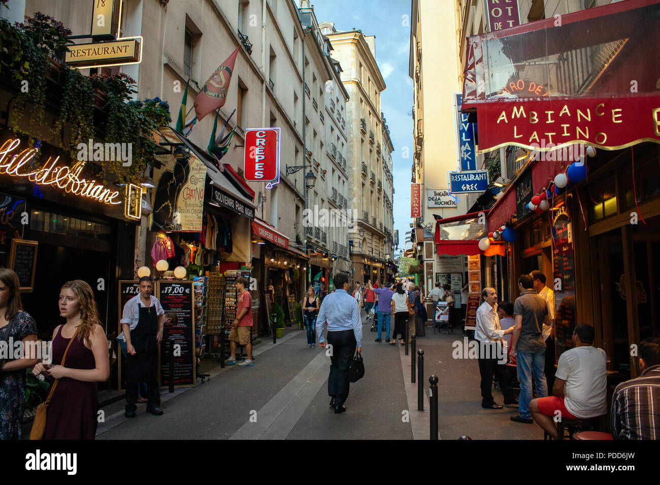 Bars bondés sur une rue commerciale à Paris Banque D'Images