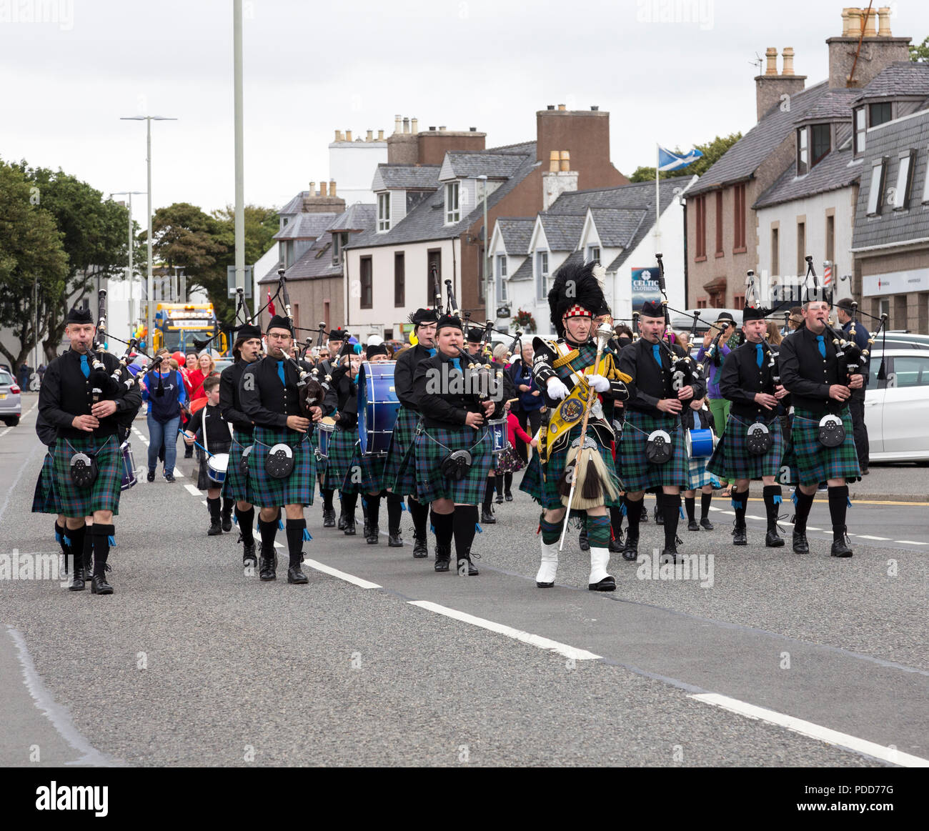 La Lewis Pipe Band le leader Lewis Carnival vers le bas de la rue principale de Stornoway, Isle Of Lewis, Western Isles, îles Hébrides, Ecosse, Royaume-Uni Banque D'Images