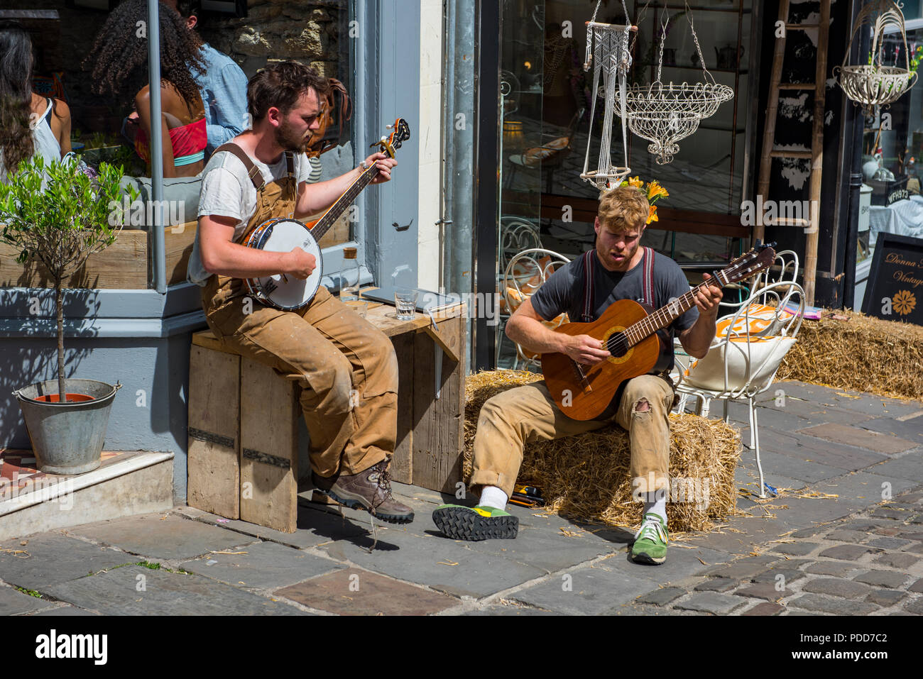 Deux musiciens ambulants sur Catherine Hill pendant la Festival Frome Banque D'Images