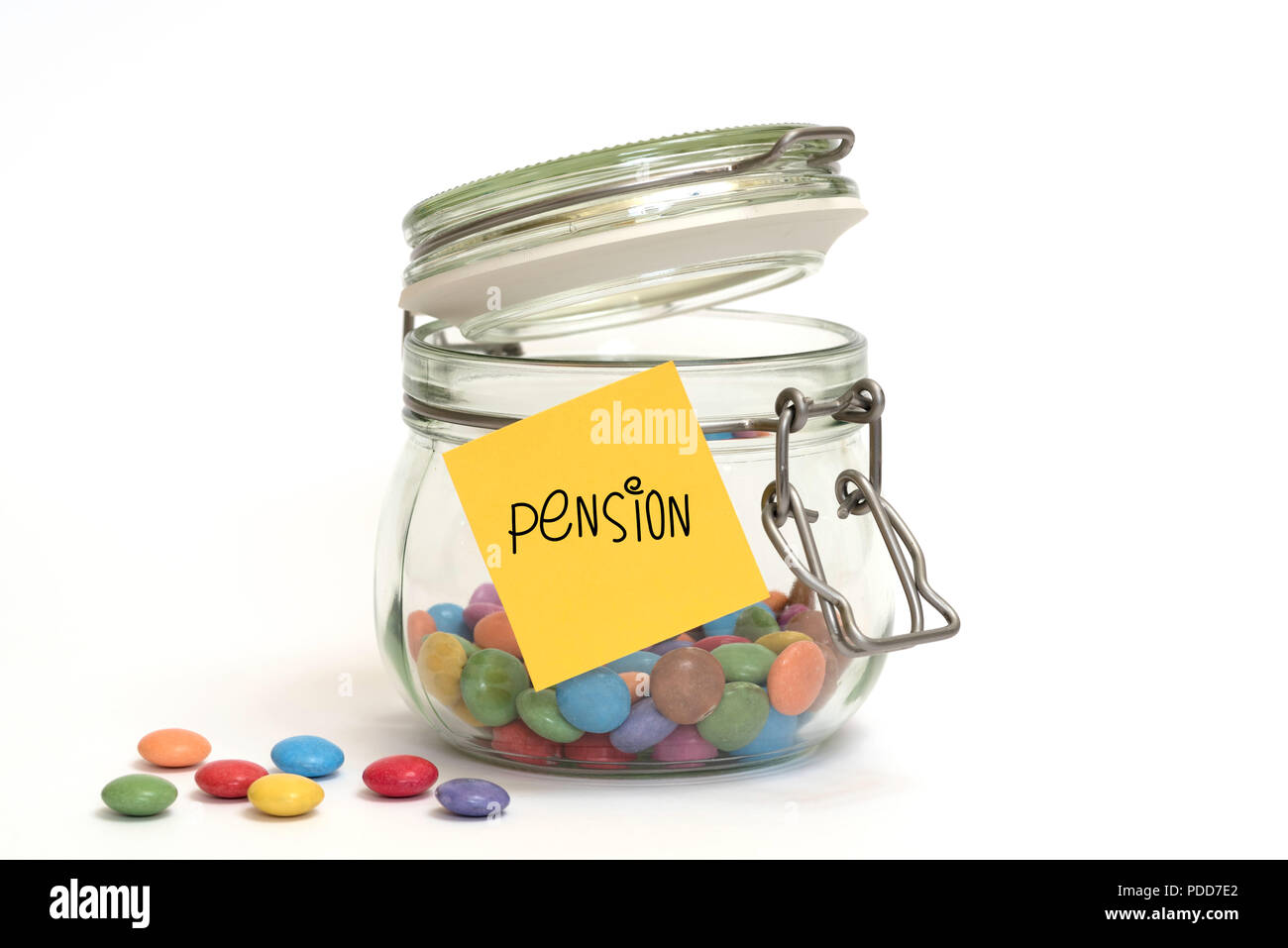 Bonbons bonbons de sucre coloré dans un bocal en verre avec clip top post-it jaune sur l'extérieur Banque D'Images