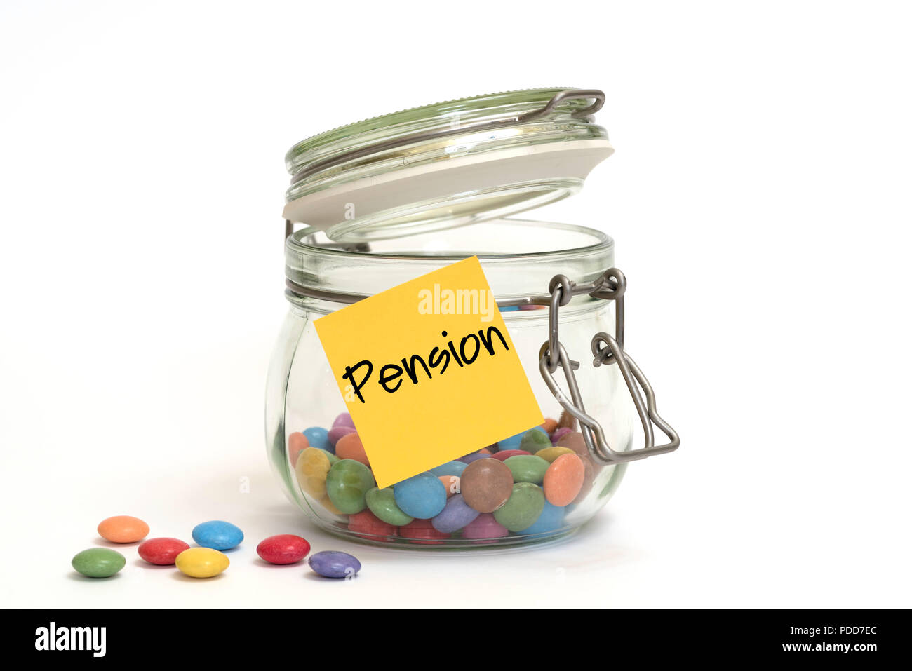 Bonbons bonbons de sucre coloré dans un bocal en verre avec clip top post-it jaune sur l'extérieur Banque D'Images