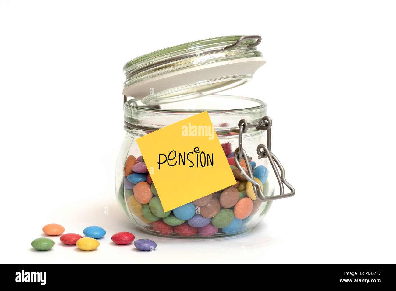 Bonbons bonbons de sucre coloré dans un bocal en verre avec clip top post-it jaune sur l'extérieur Banque D'Images