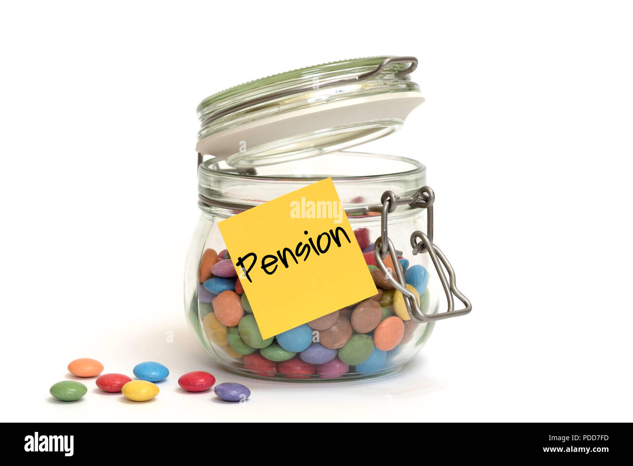 Bonbons bonbons de sucre coloré dans un bocal en verre avec clip top post-it jaune sur l'extérieur Banque D'Images