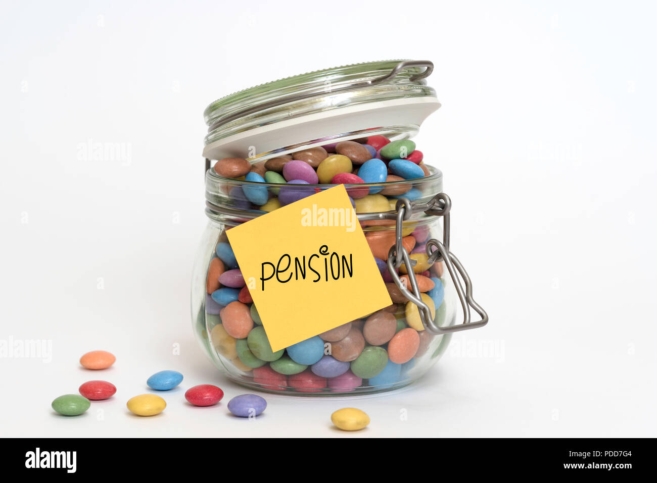 Bonbons bonbons de sucre coloré dans un bocal en verre avec clip top post-it jaune sur l'extérieur Banque D'Images