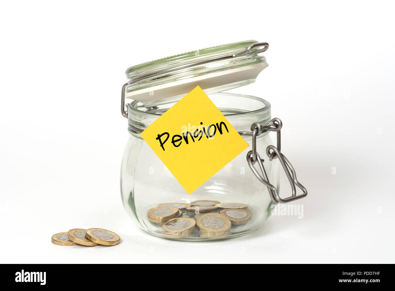 Caisse noire : clip top Kilner VERRE Pot de rangement avec une livre britannique et pièces stickie post-it avec Pension Banque D'Images