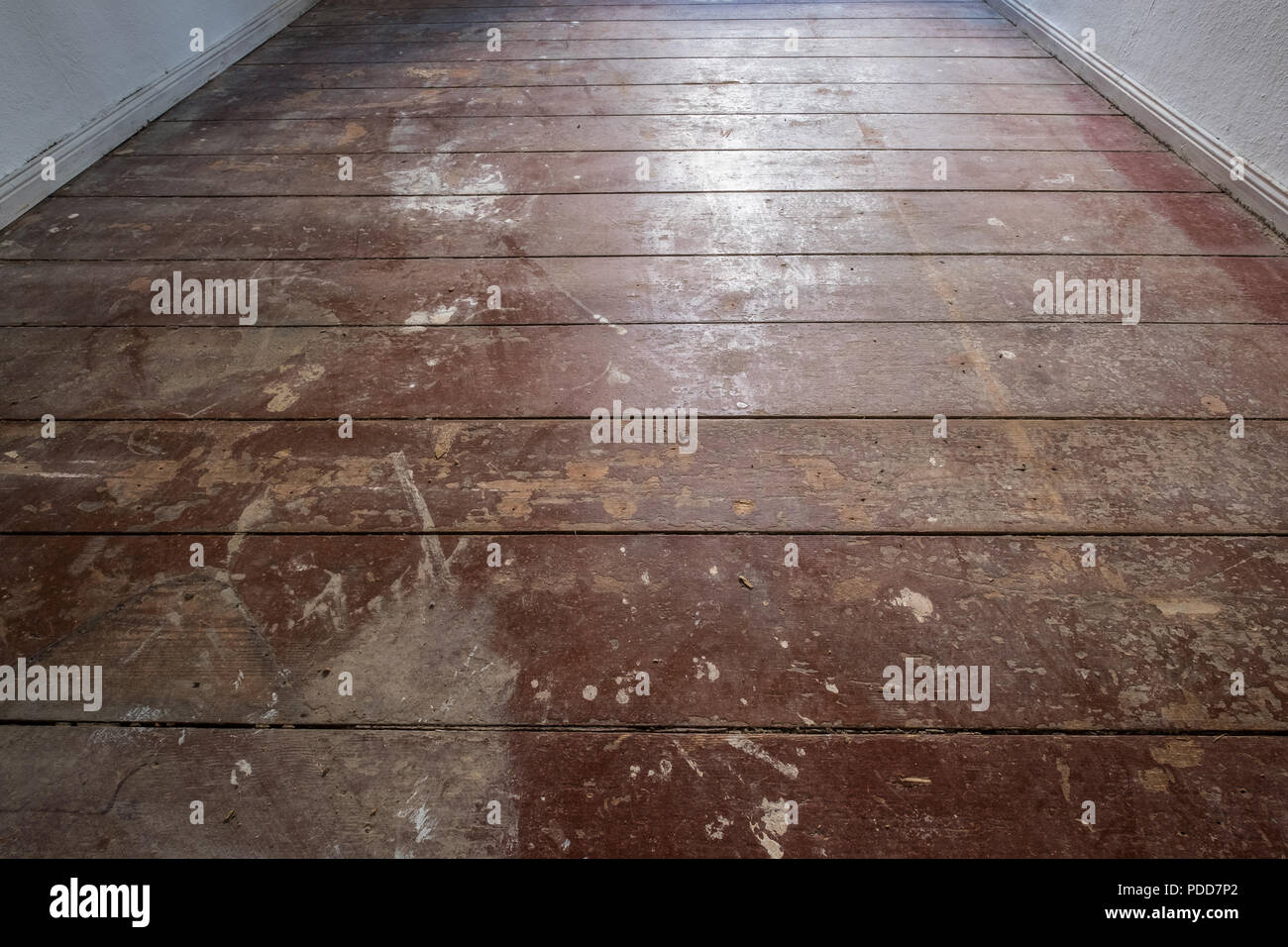 Vieux plancher en bois / parquet en vieux appartement chambre - concept - construction Banque D'Images