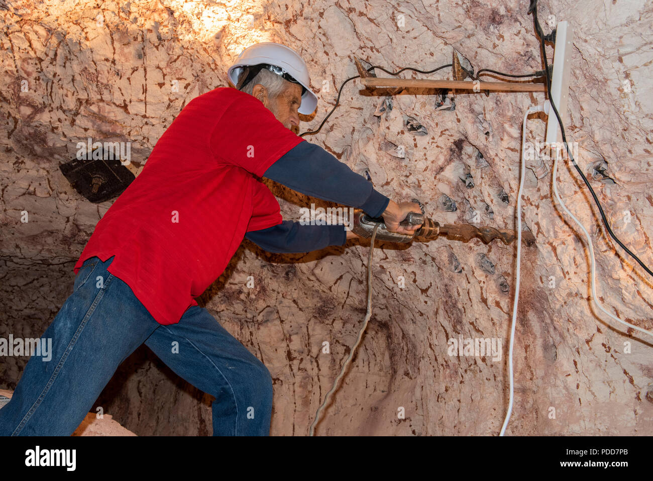 L'Australie, l'Australie du Sud, Coober Pedy. Accueil à l'un des plus riches domaines opale dans le monde. Umoona Opal Mine, mineur de l'opale. Banque D'Images