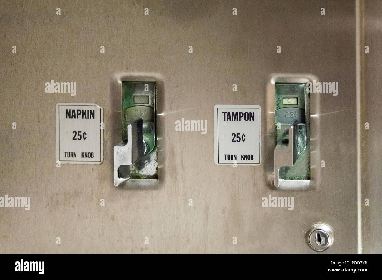 Un tampon et serviettes sanitaires distributeur automatique dans une salle  publique à New York le dimanche 29 juillet, 2018. (© Richard B. Levine  Photo Stock - Alamy