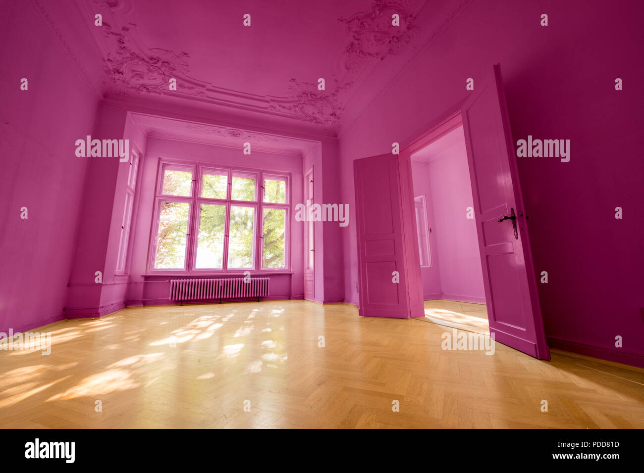 Chambres peintes en rose bel appartement avec parquet Banque D'Images