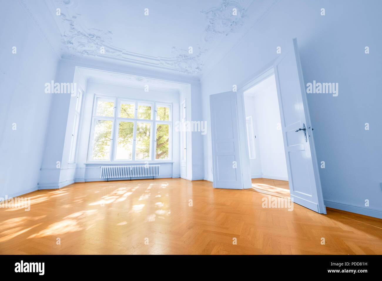 Chambre à vide bel appartement avec parquet au sol - intérieur Immobilier Banque D'Images